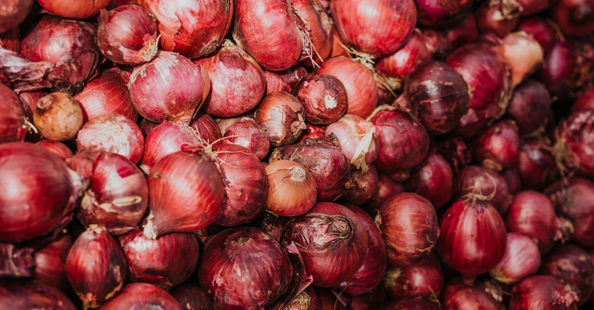 Tips Jitu Menyimpan Bawang Merah Agar Awet & Tidak Busuk